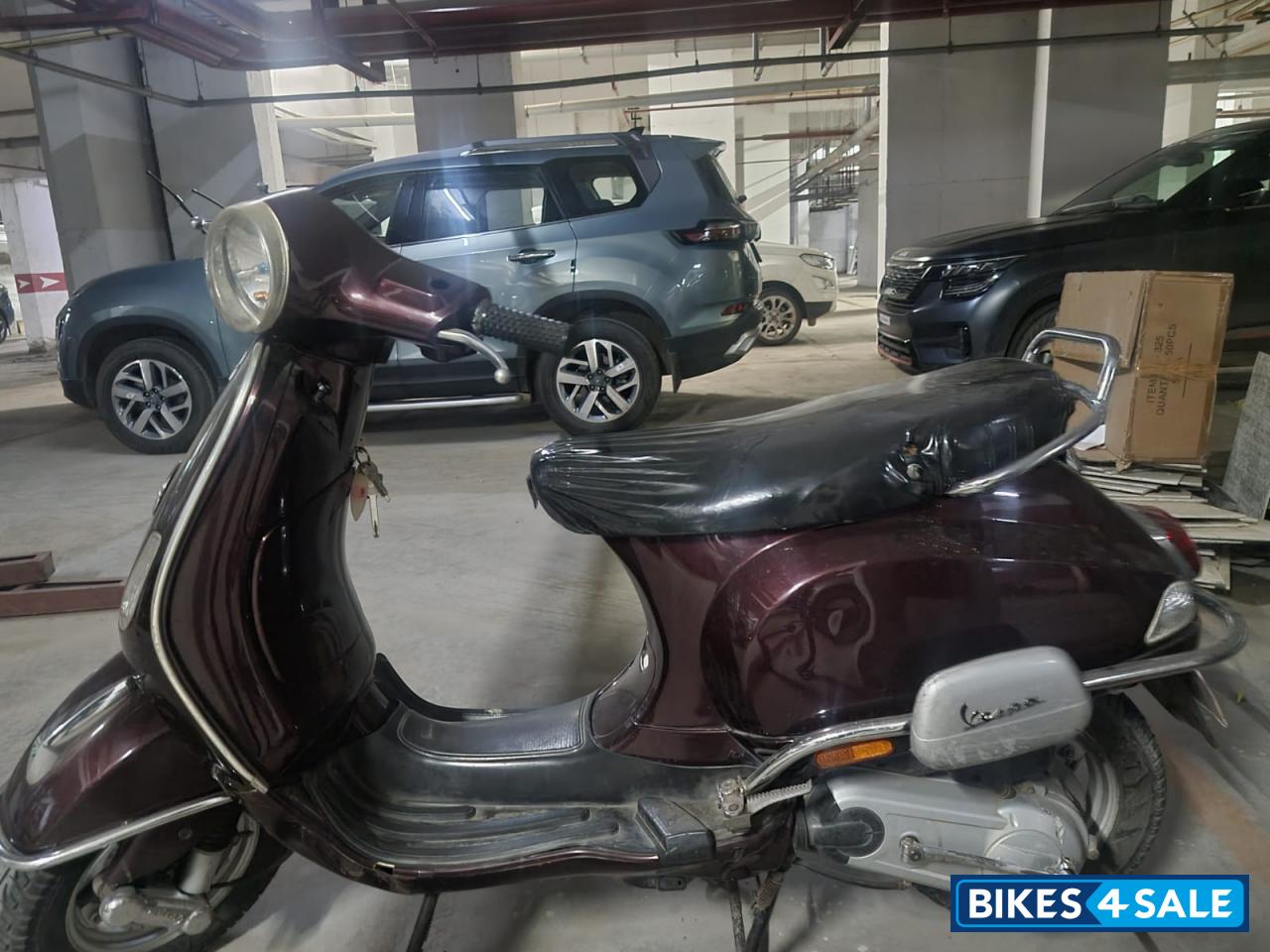 Maroon Vespa LX 125 Maroon Vespa LX 125