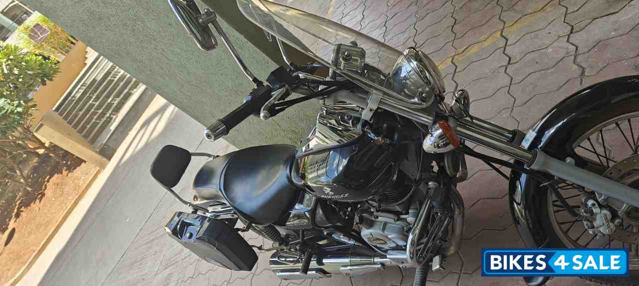 Black Bajaj Avenger 220 DTS-i