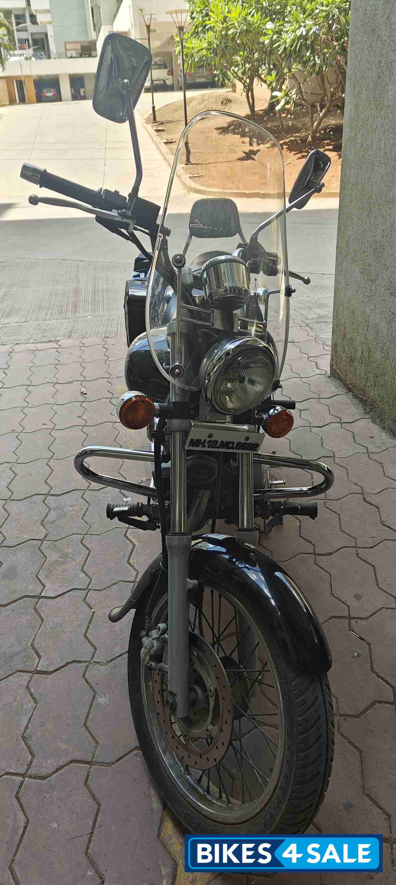 Black Bajaj Avenger 220 DTS-i