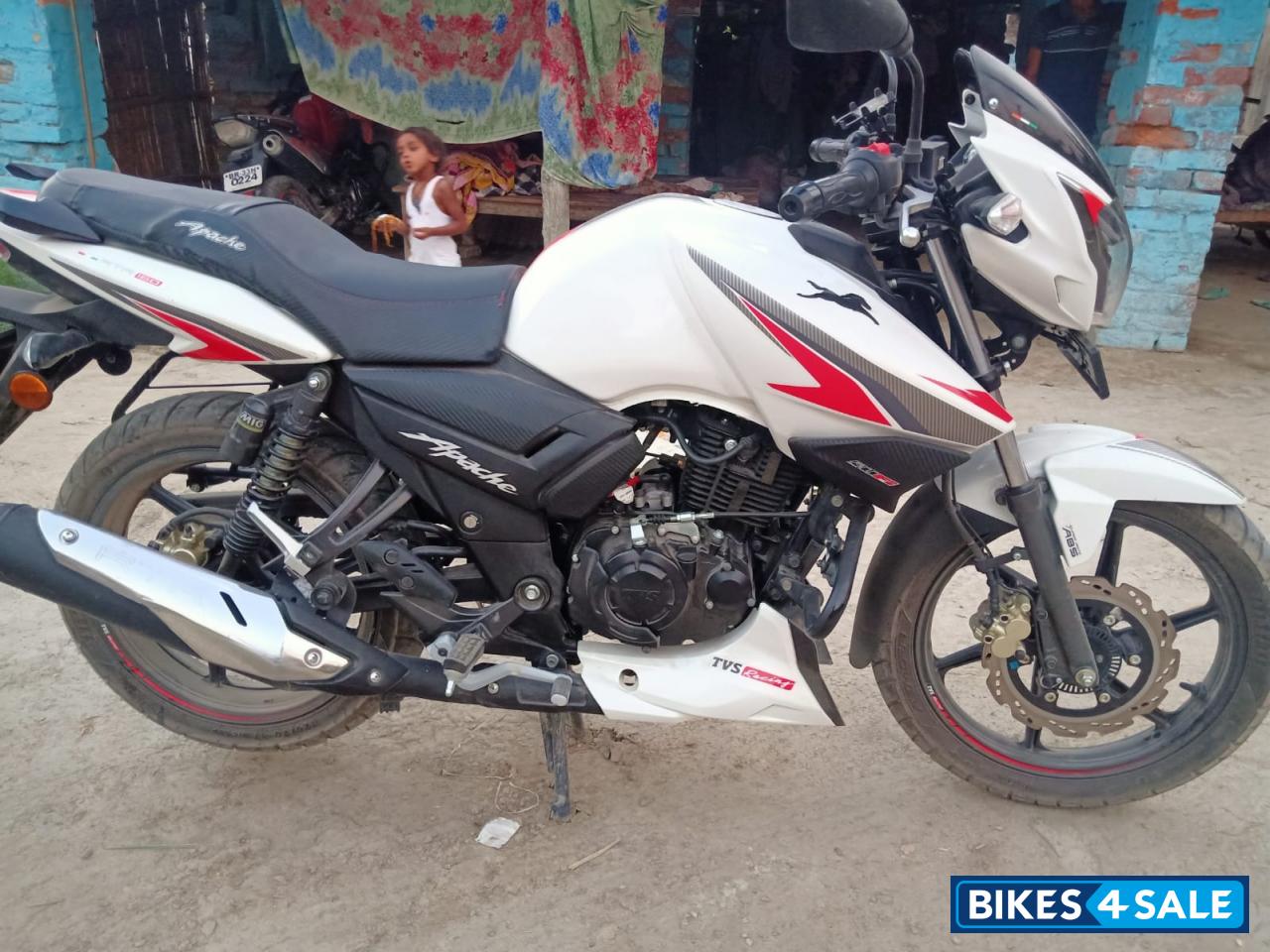 White TVS Apache RTR 160 BS VI