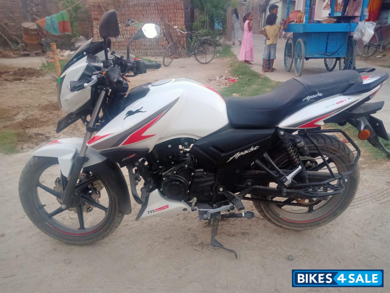 White TVS Apache RTR 160 BS VI