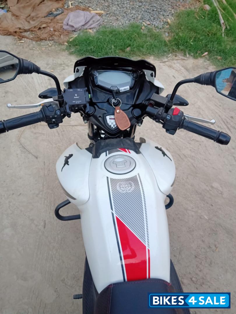 White TVS Apache RTR 160 BS VI