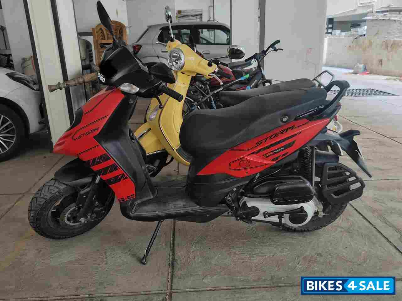 Red Aprilia Storm 125