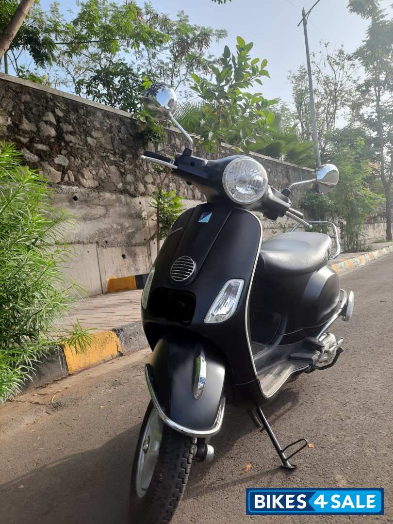 Black Vespa LX 125