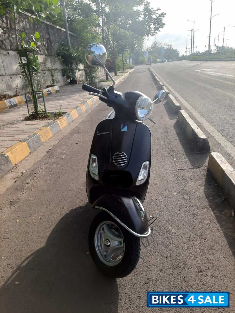 Black Vespa LX 125