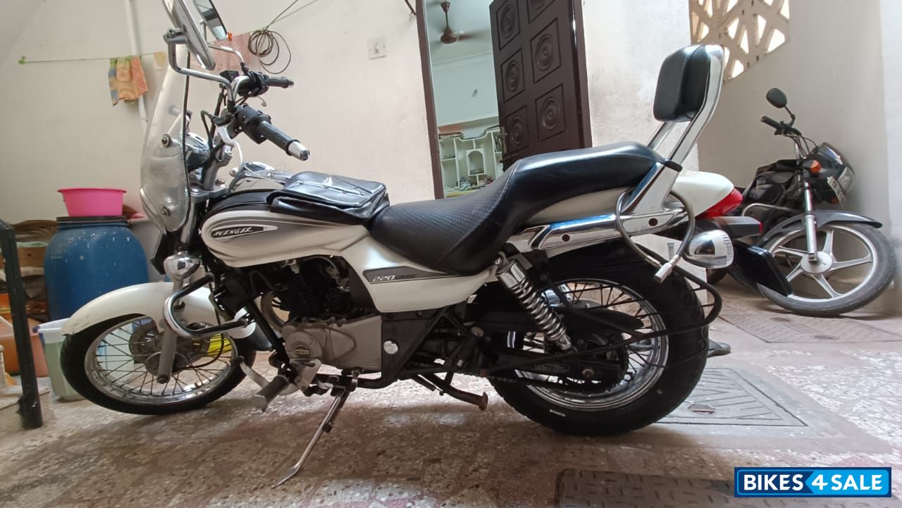 Moon White Bajaj Avenger Cruise 220