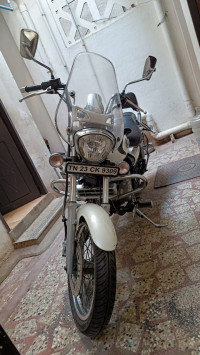 Moon White Bajaj Avenger Cruise 220