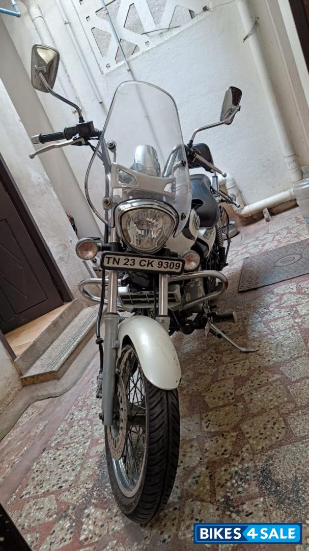 Moon White Bajaj Avenger Cruise 220