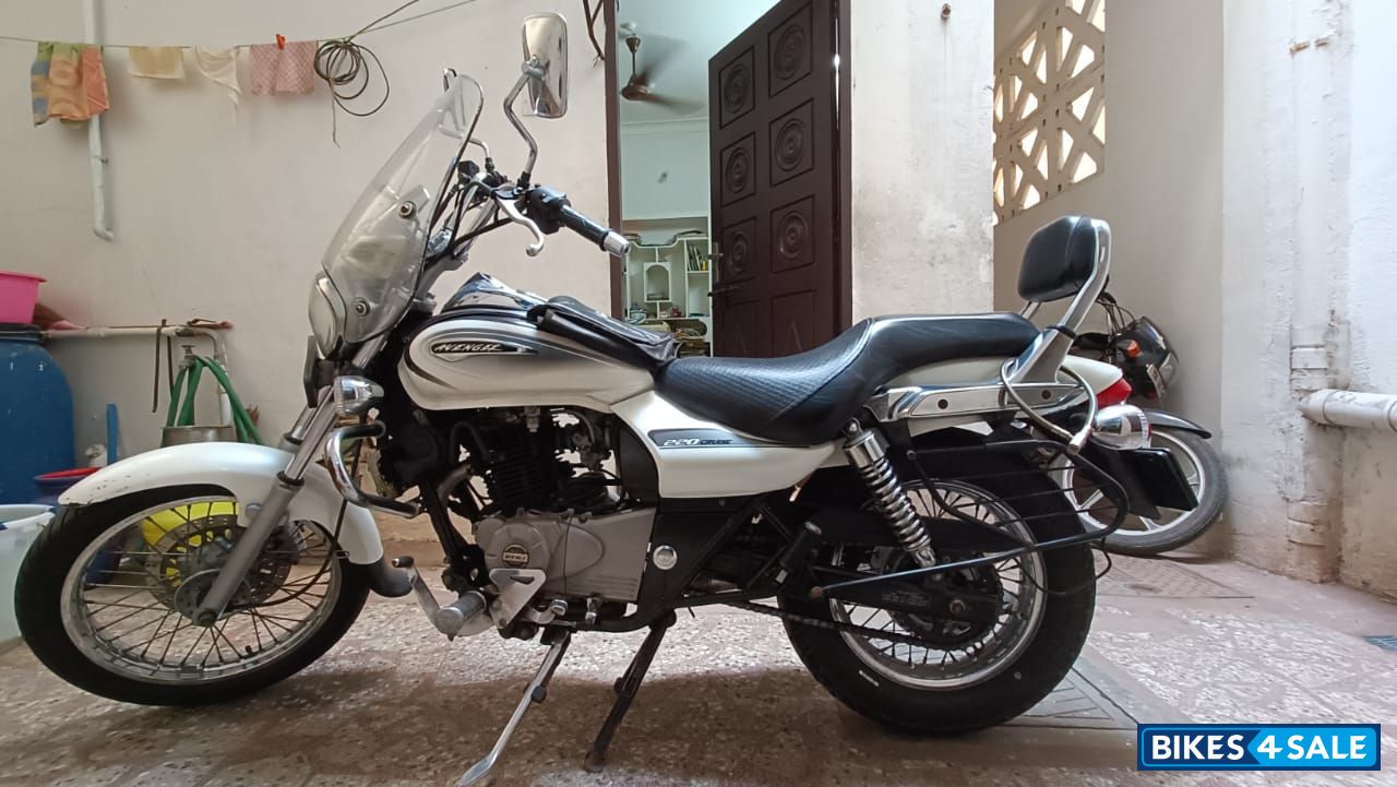 Moon White Bajaj Avenger Cruise 220
