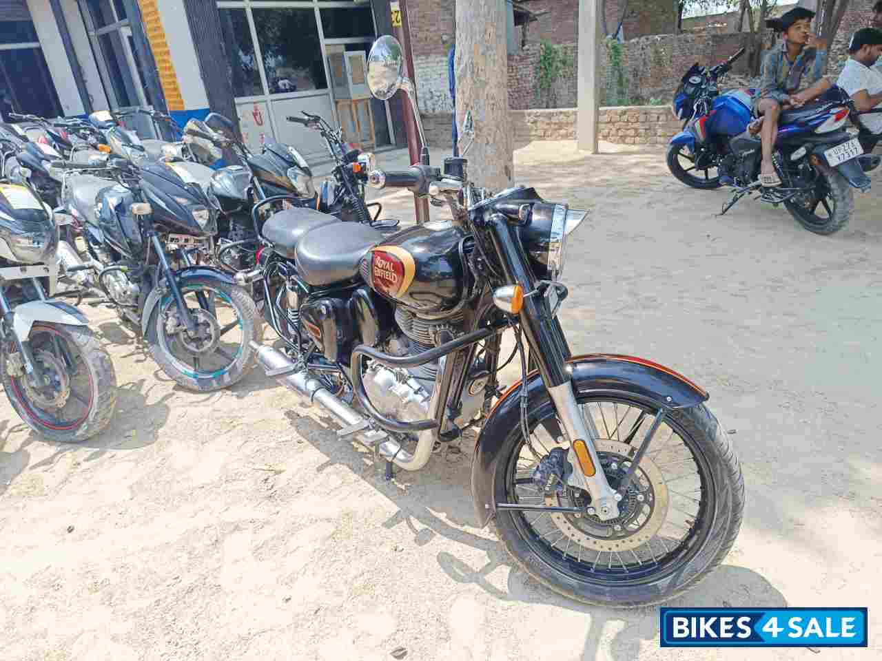 Black Royal Enfield Bullet 350