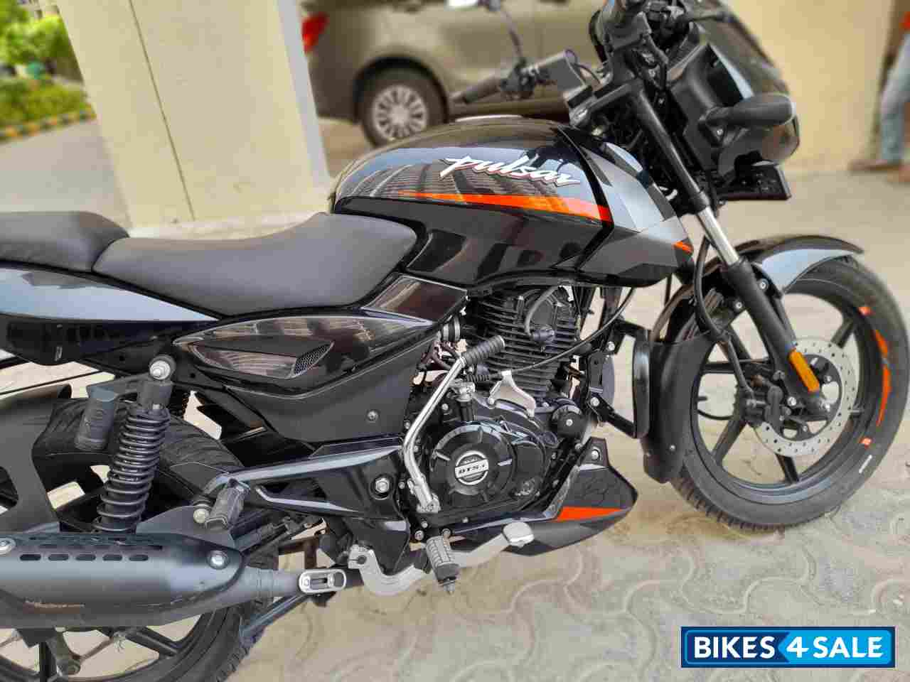 Black Bajaj Pulsar 125 Carbon Fibre Disc Split Seat