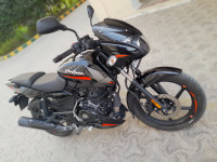 Black Bajaj Pulsar 125 Carbon Fibre Disc Split Seat