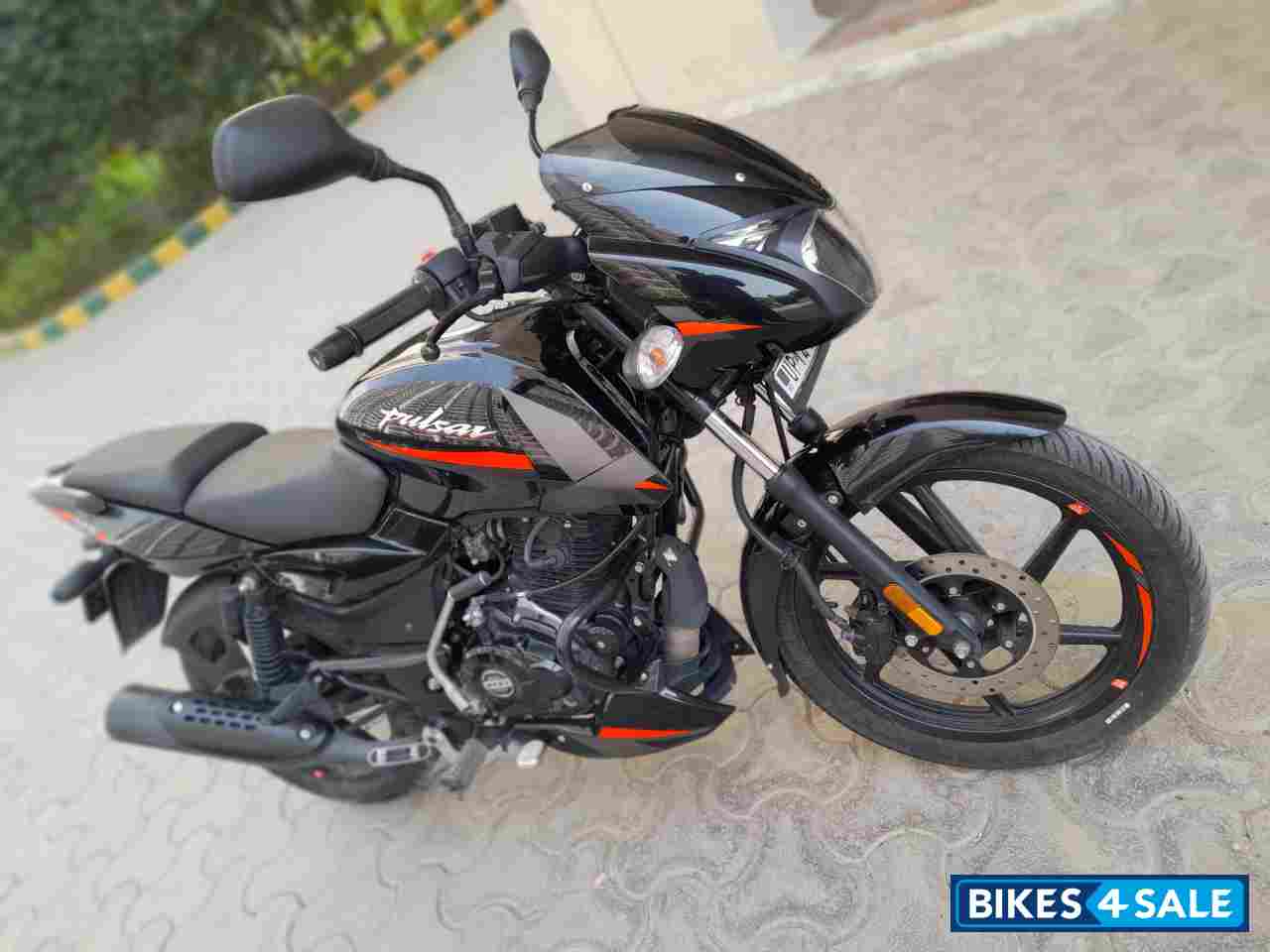 Black Bajaj Pulsar 125 Carbon Fibre Disc Split Seat