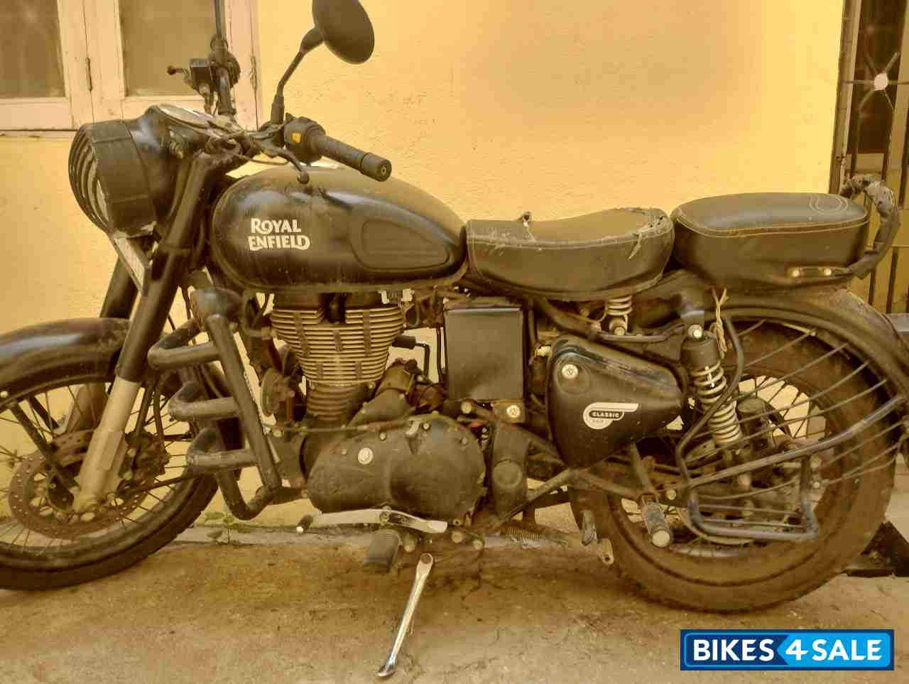 Royal Enfield Classic Stealth Black