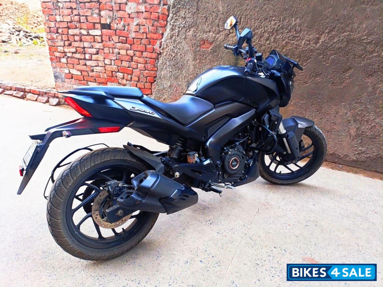 Black Bajaj Dominar 250