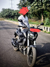 Black Bajaj Dominar 250