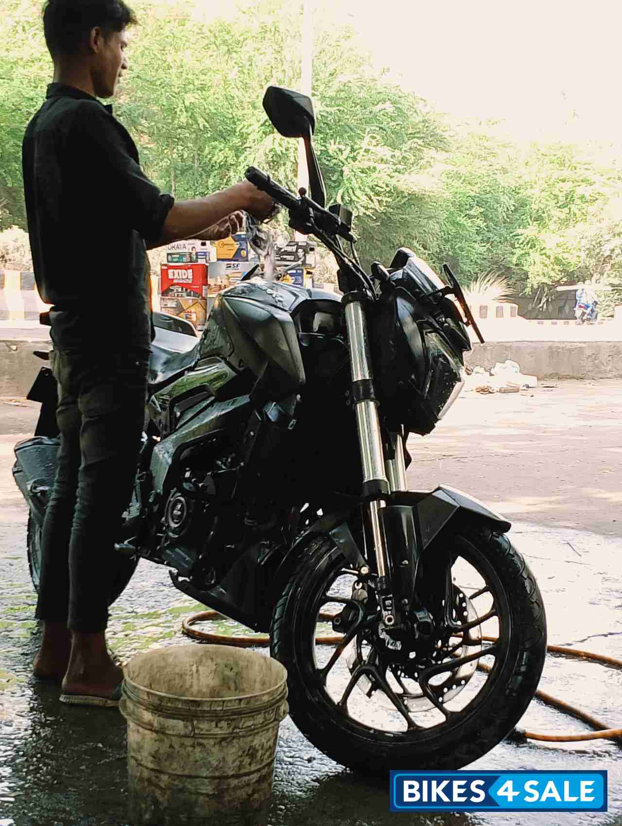Black Bajaj Dominar 250