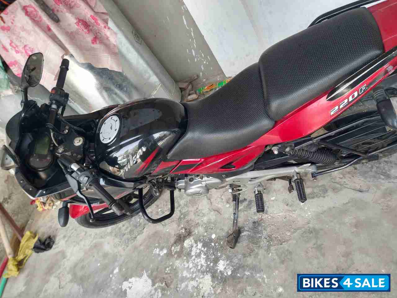 Bajaj Pulsar 220F