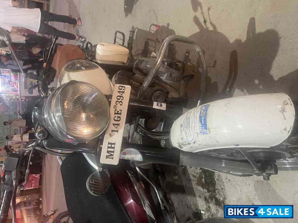 White Royal Enfield Classic 350