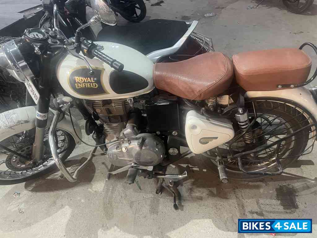 White Royal Enfield Classic 350