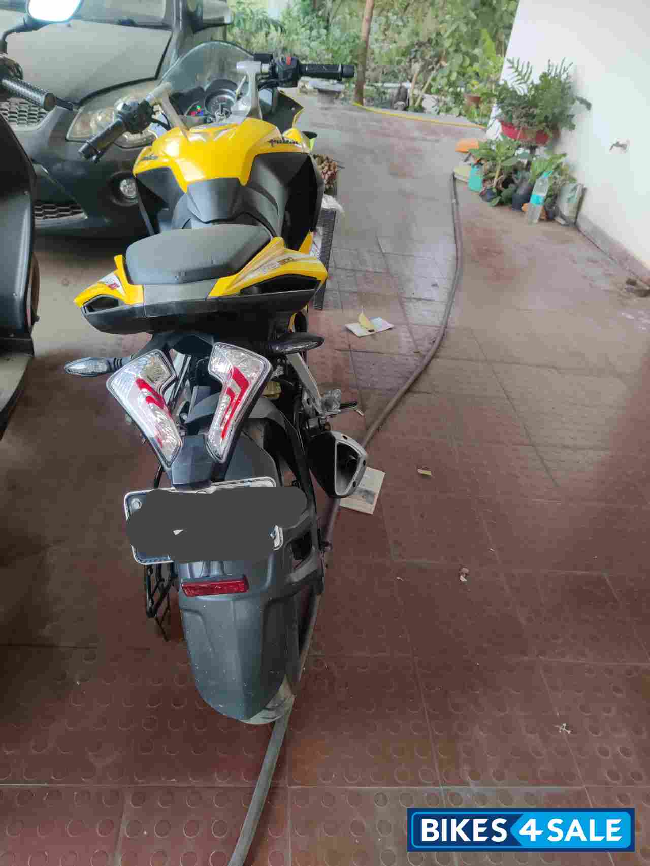 Yellow Bajaj Pulsar RS 200 ABS Yellow Bajaj Pulsar RS 200 ABS