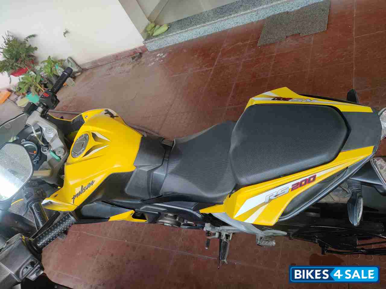 Yellow Bajaj Pulsar RS 200 ABS Yellow Bajaj Pulsar RS 200 ABS