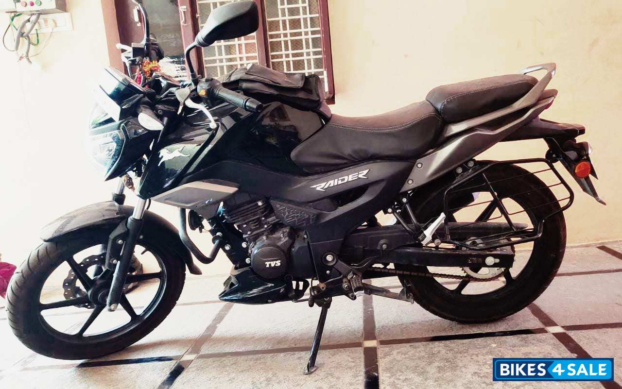 Black TVS Raider 125