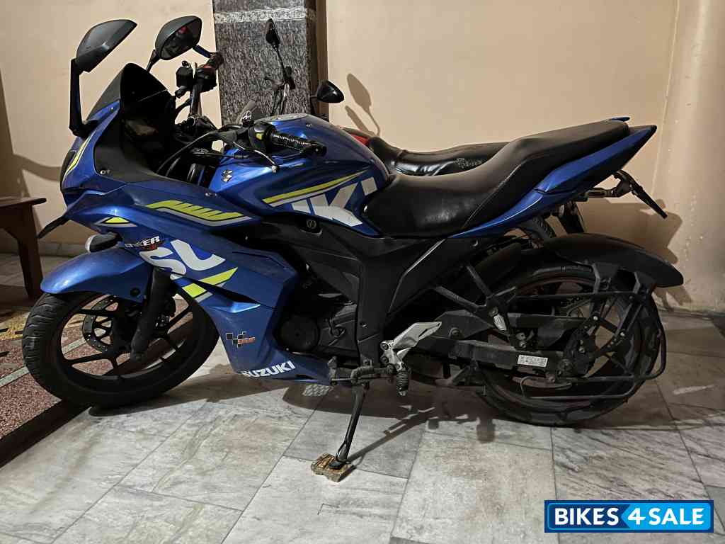 Blue Suzuki Gixxer SF