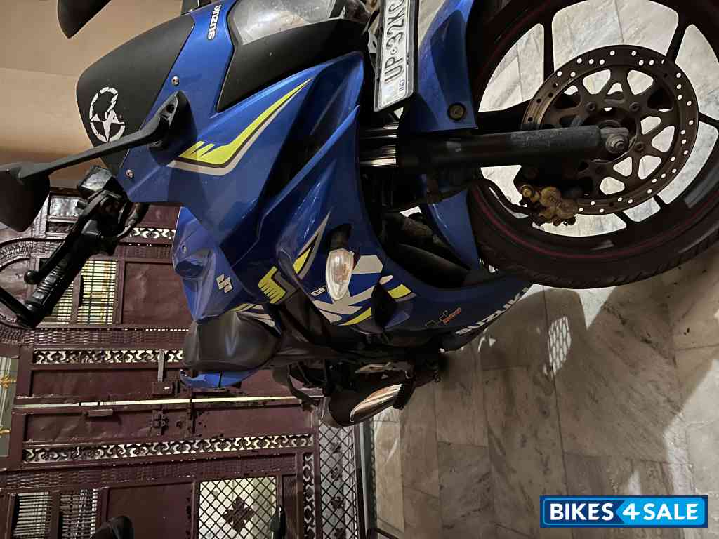 Blue Suzuki Gixxer SF