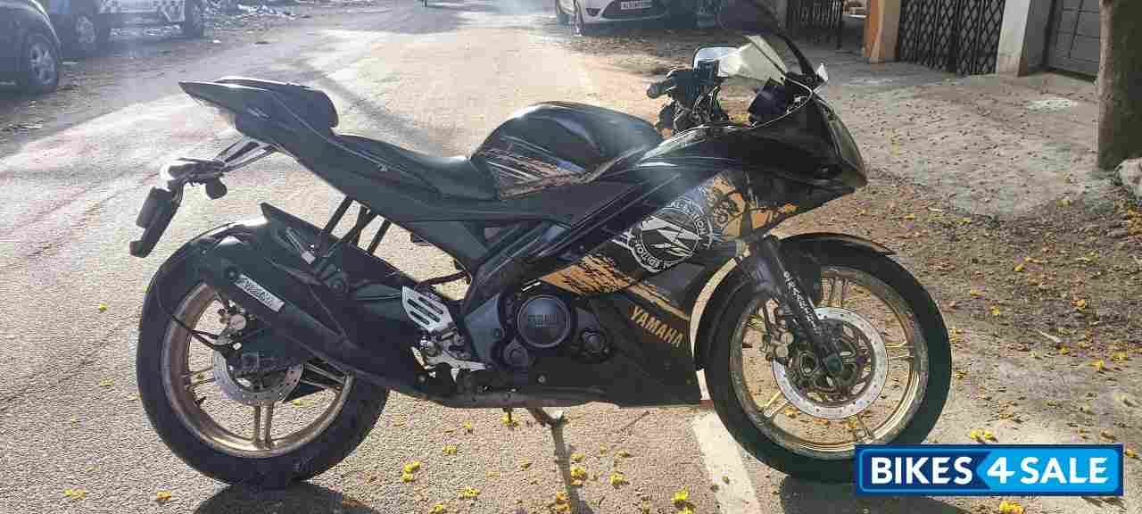 Black & Gold Yamaha YZF R15 V2