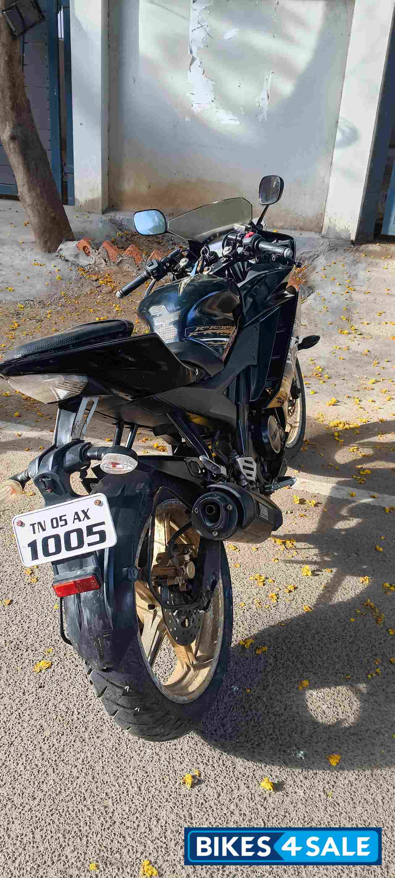 Black & Gold Yamaha YZF R15 V2