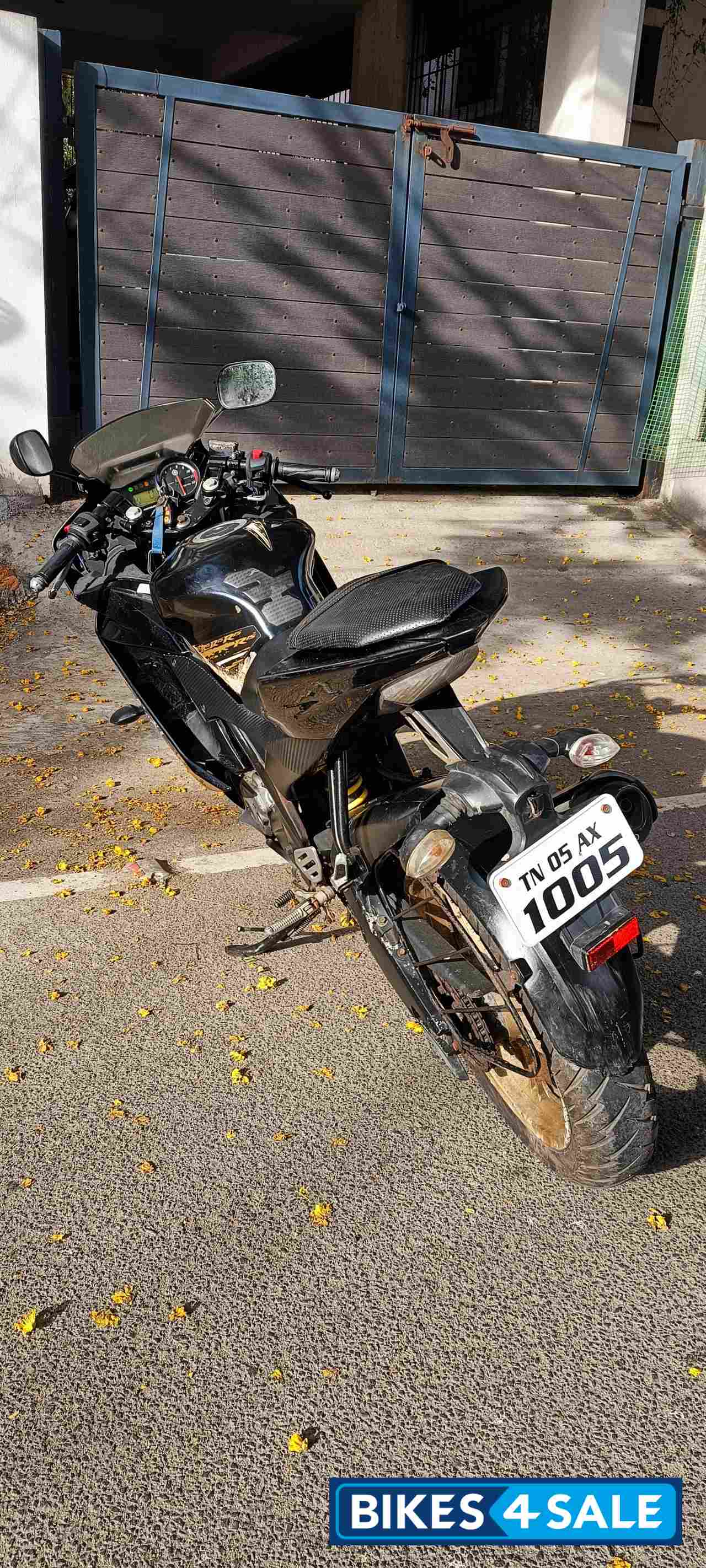 Black & Gold Yamaha YZF R15 V2