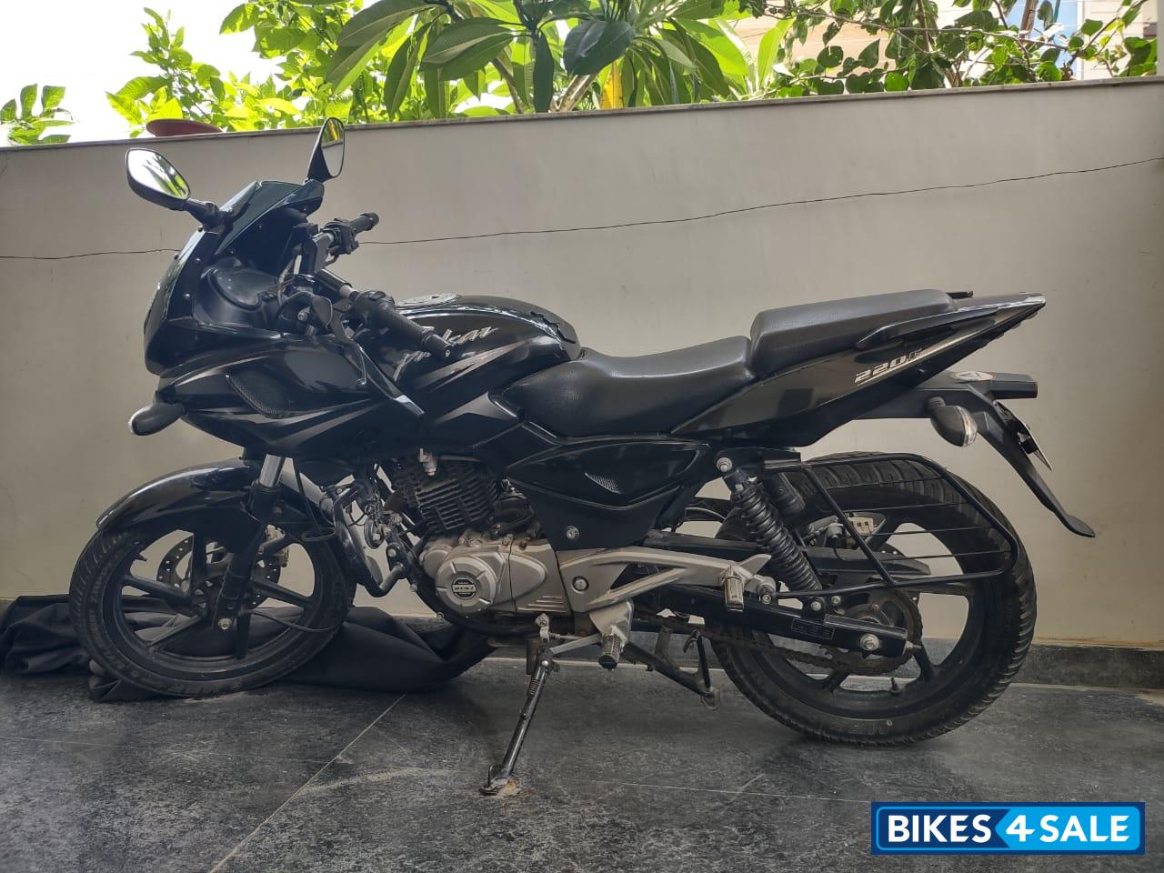 Bajaj Pulsar 220F