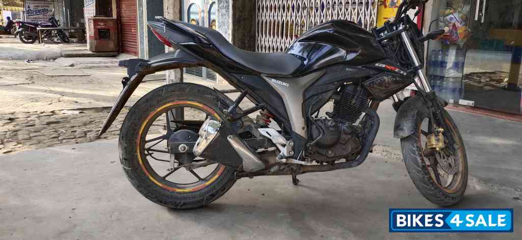 Black Suzuki Gixxer 150