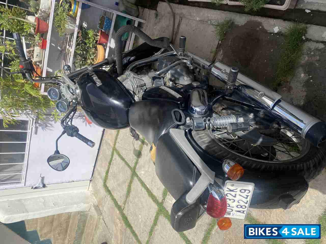 Black Royal Enfield Thunderbird 350