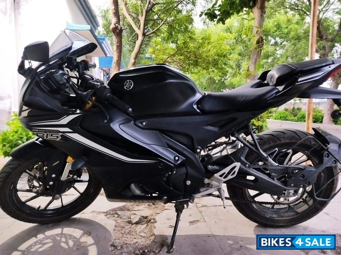Black Yamaha R15 V4
