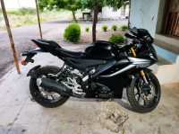 Black Yamaha R15 V4