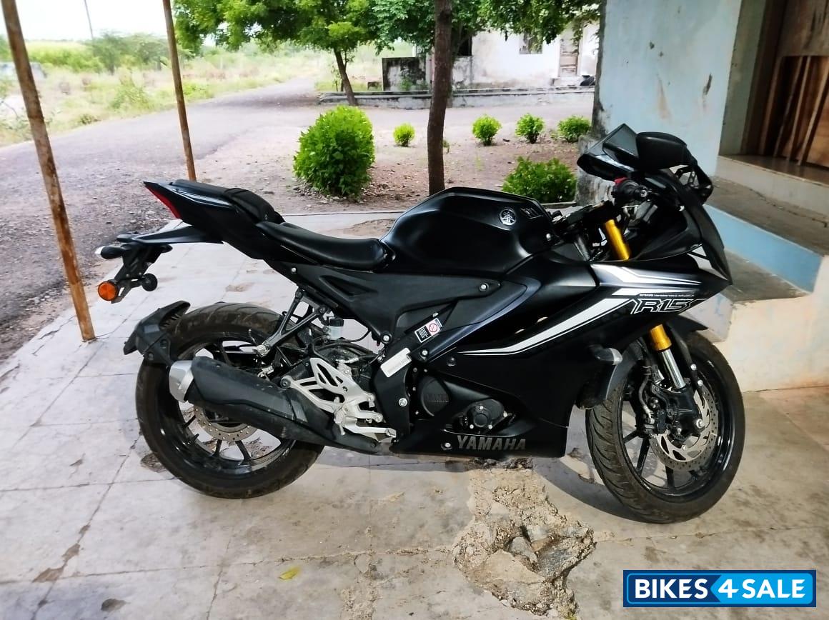 Black Yamaha R15 V4