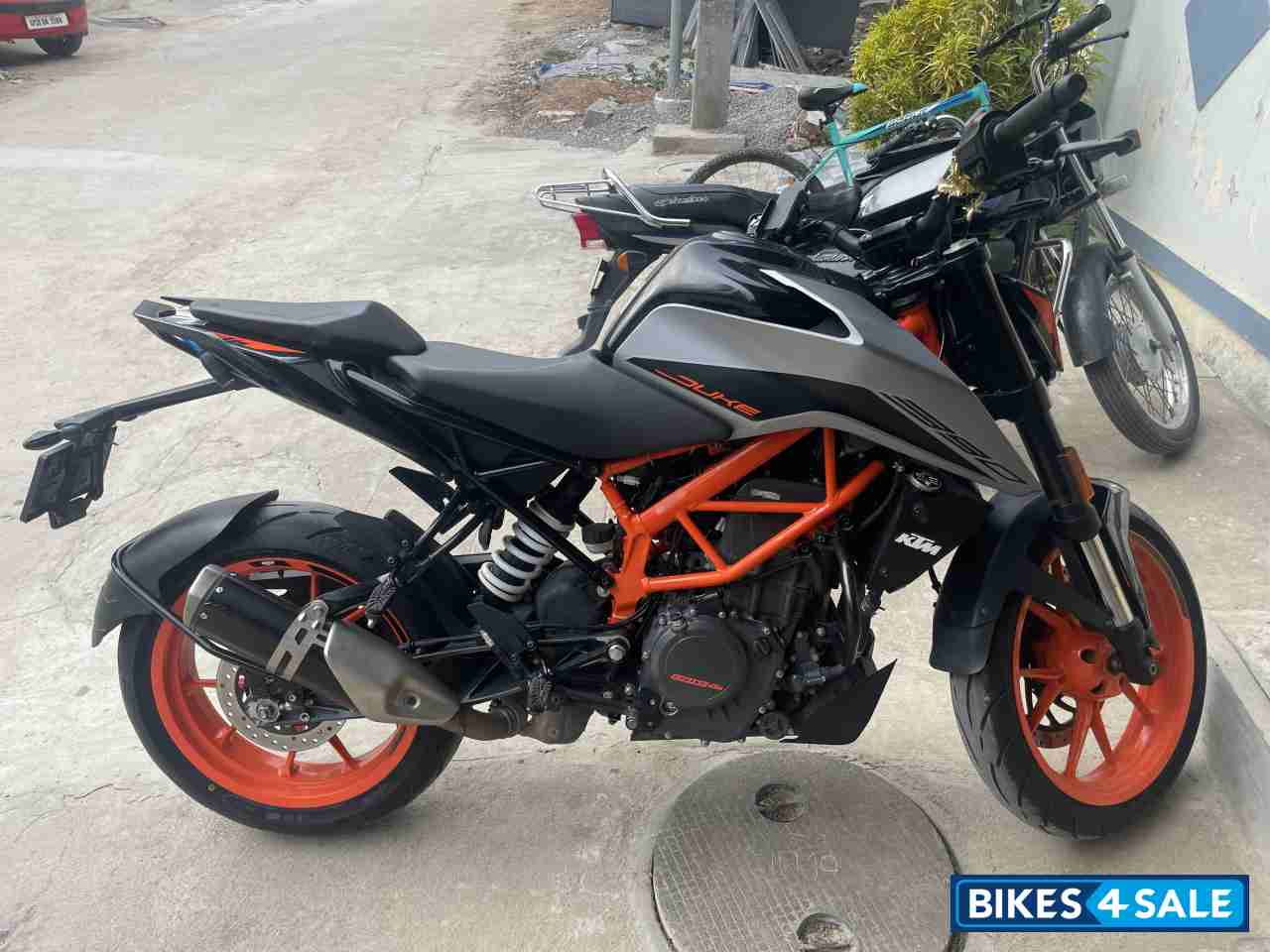 Grey Metallic Silver KTM Duke 390 BS6