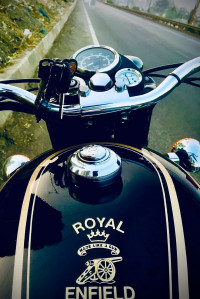 Black Royal Enfield Bullet Standard 350