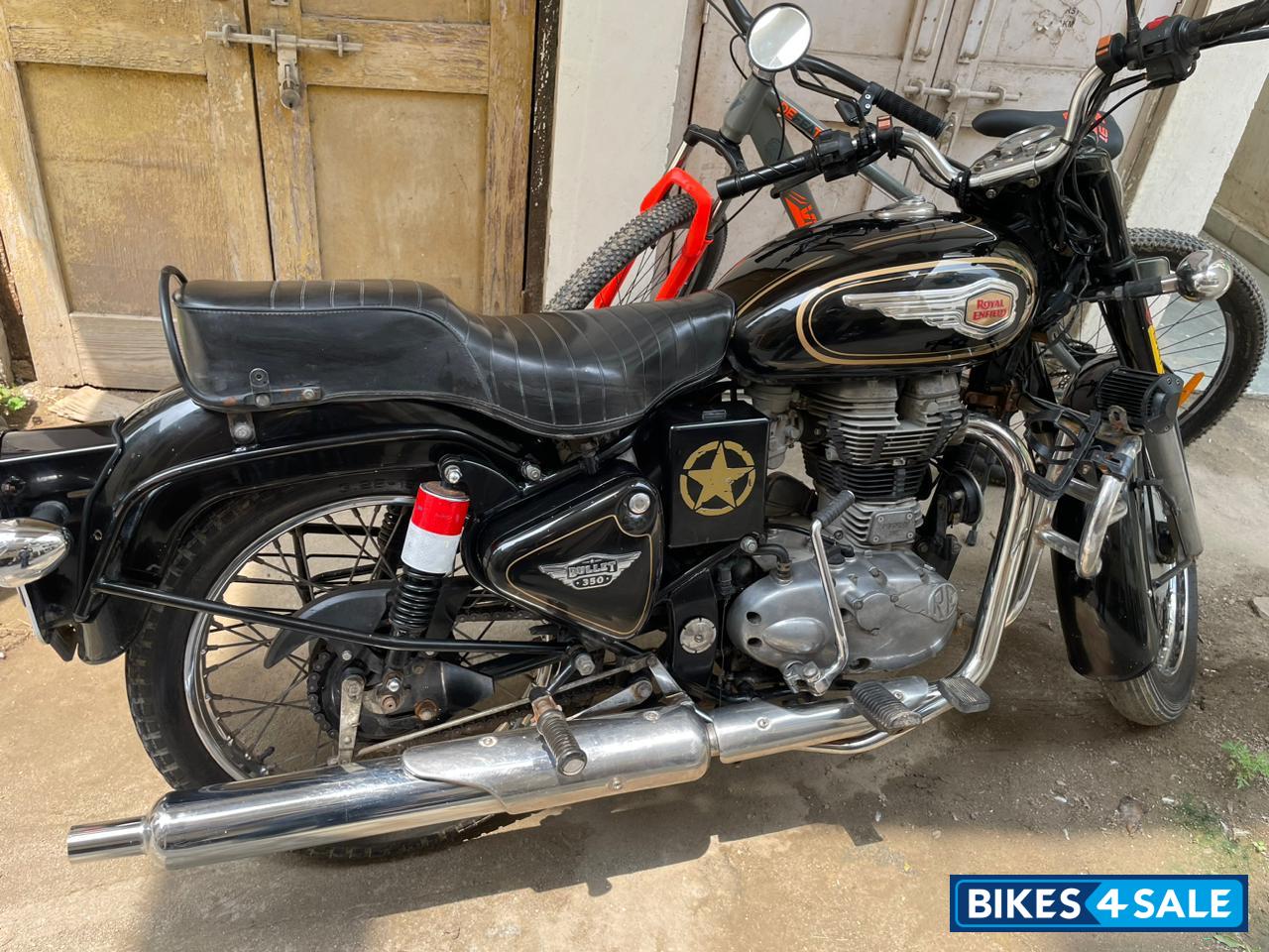 Black Royal Enfield Bullet Standard 350