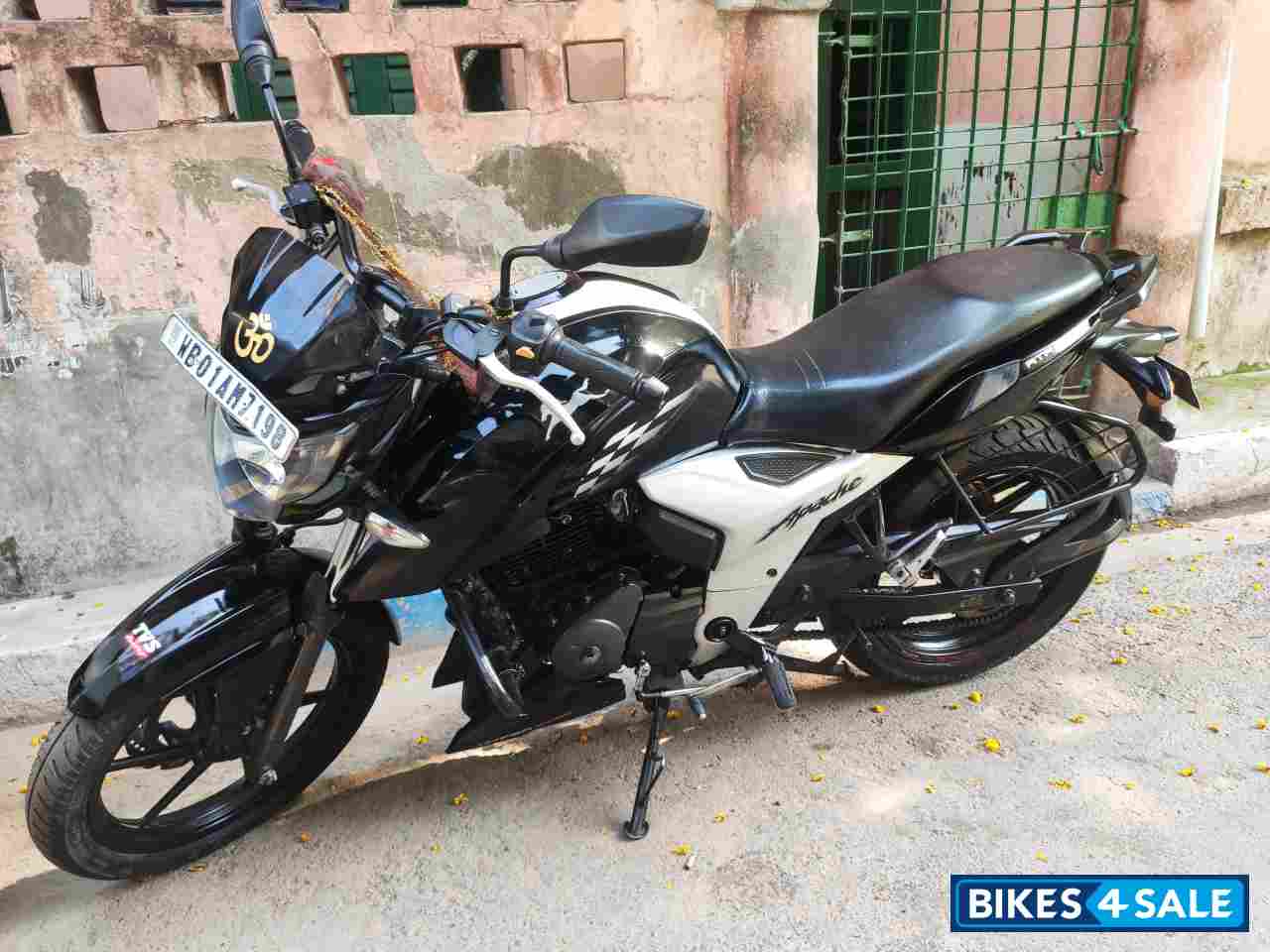 Black TVS Apache RTR 160 4V