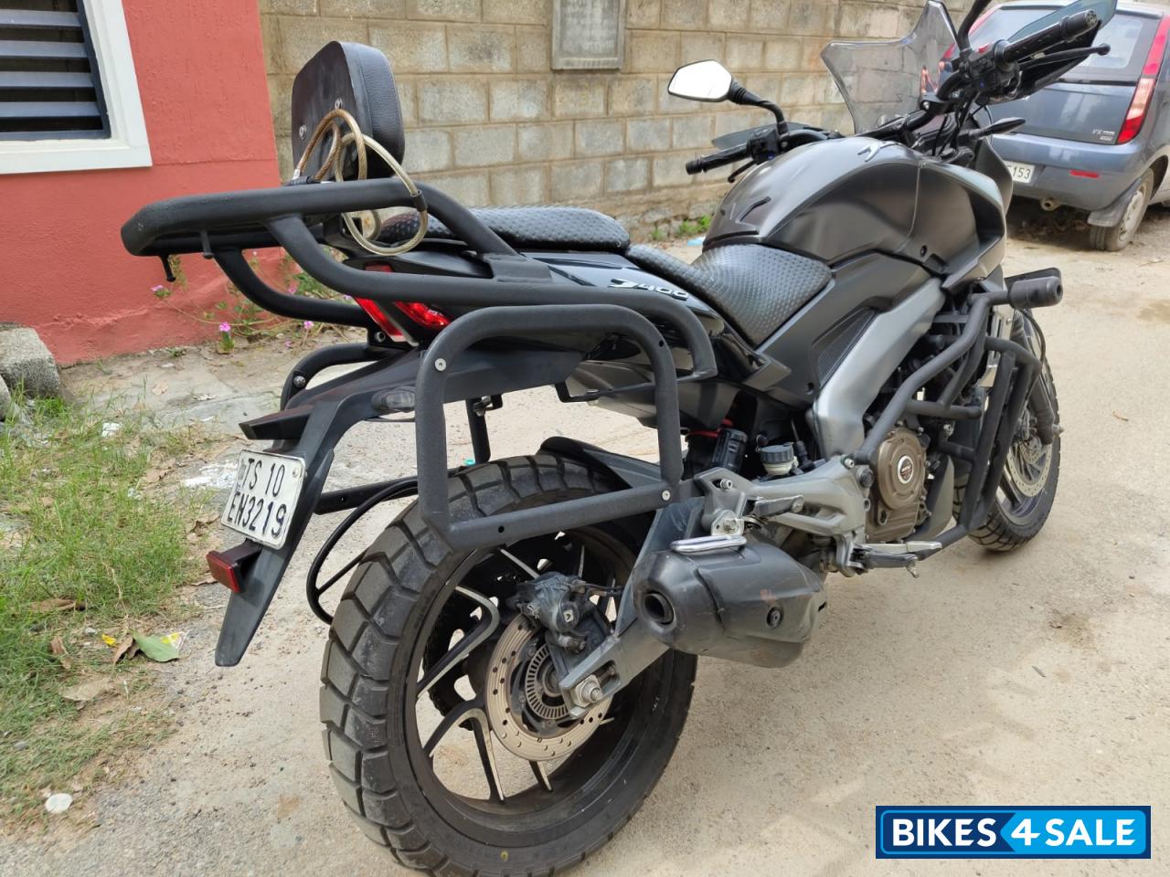 Matte Black Bajaj Dominar 400
