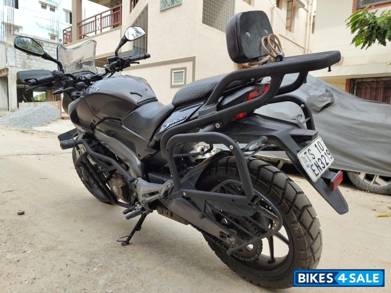Matte Black Bajaj Dominar 400