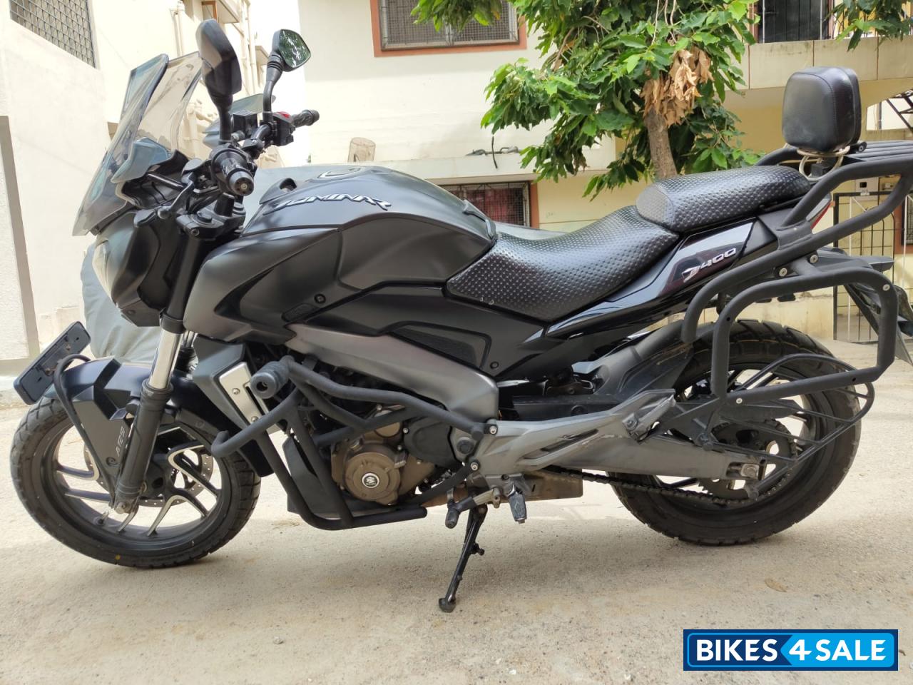 Matte Black Bajaj Dominar 400