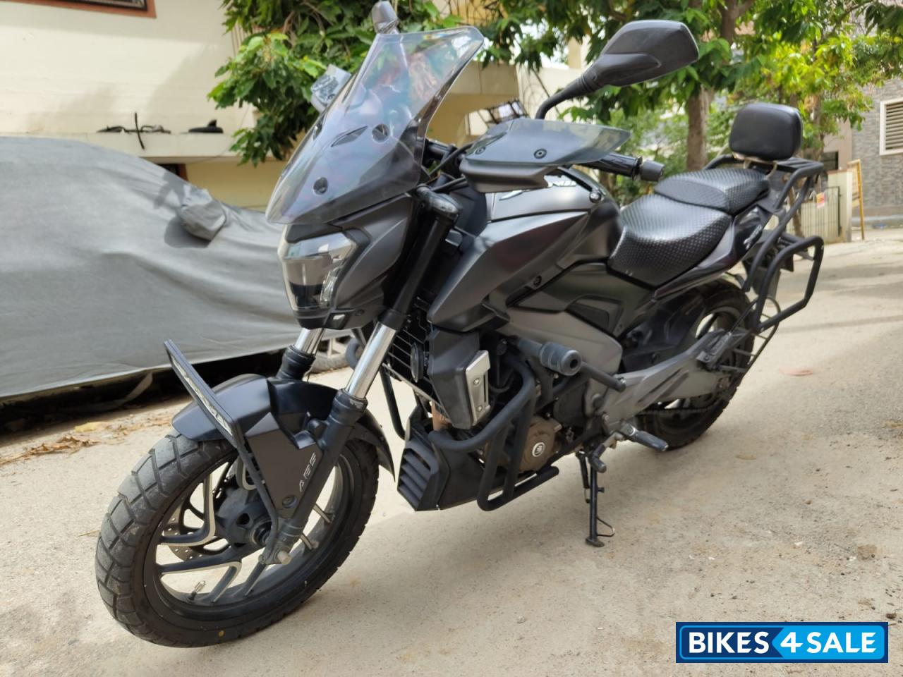 Matte Black Bajaj Dominar 400
