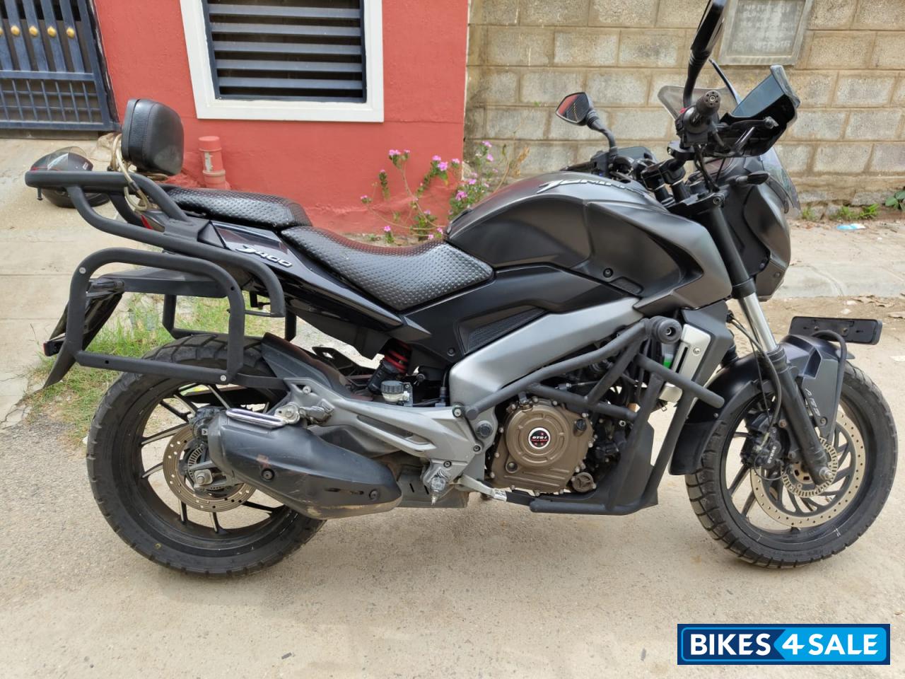 Matte Black Bajaj Dominar 400