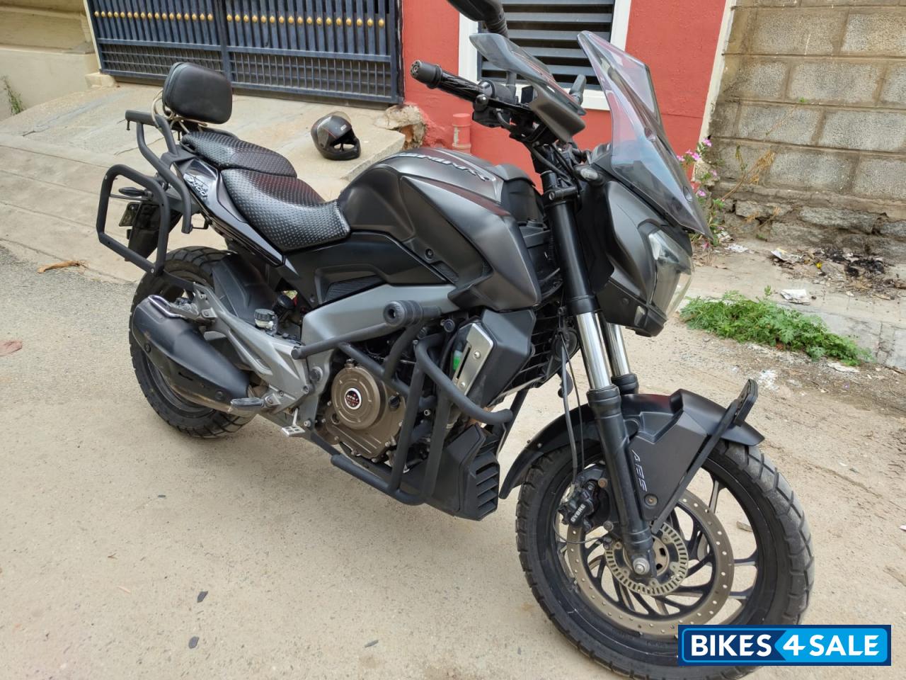 Matte Black Bajaj Dominar 400