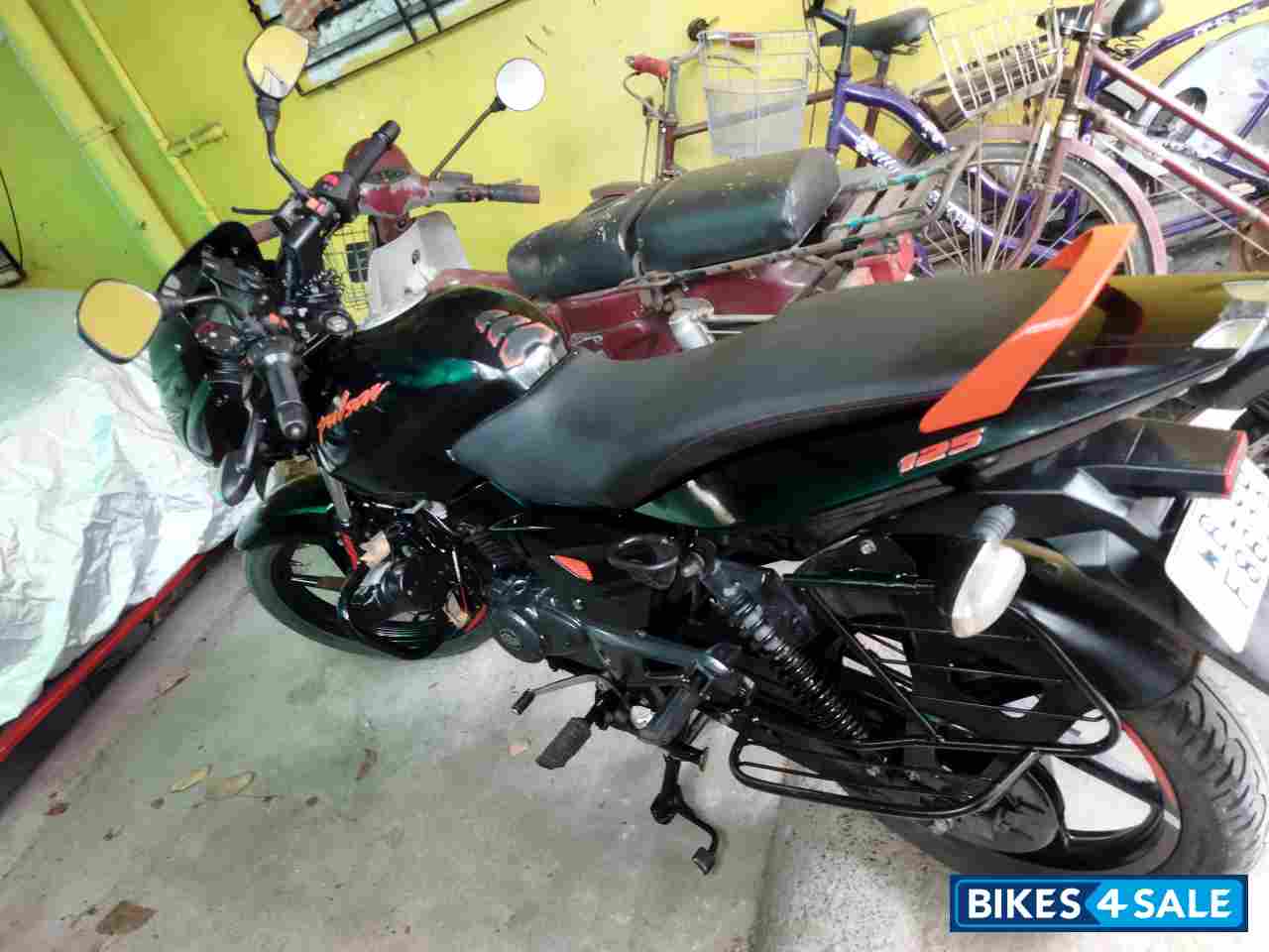 Bajaj Pulsar 125 Neon