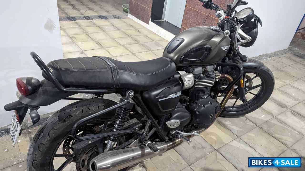 Grey Triumph Street Twin BS6